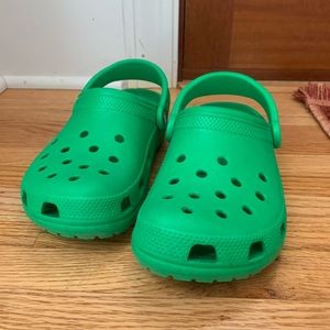 Crocs Classic clogs, green, size 5M/7W